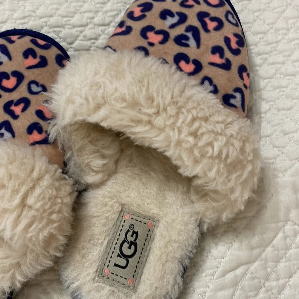 Adorable little girls Ugg fur lined slippers XS EUC